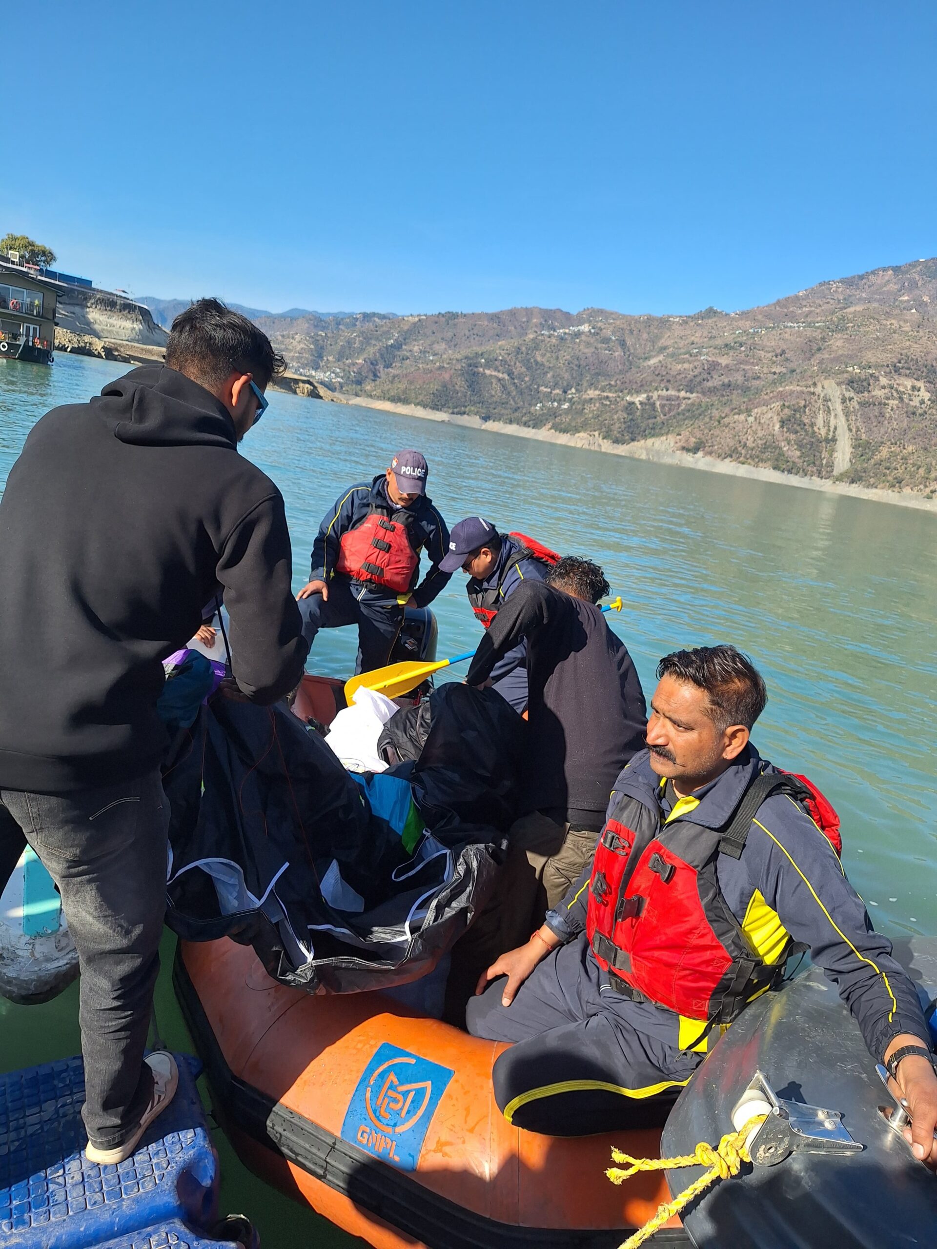 एक्रो फेस्टिवल एवं SIV चैंपियनशिप टिहरी 2026 के दौरान  झील में गिरे दो पैराग्लाइडर पायलटों को SDRF ने किया सुरक्षित