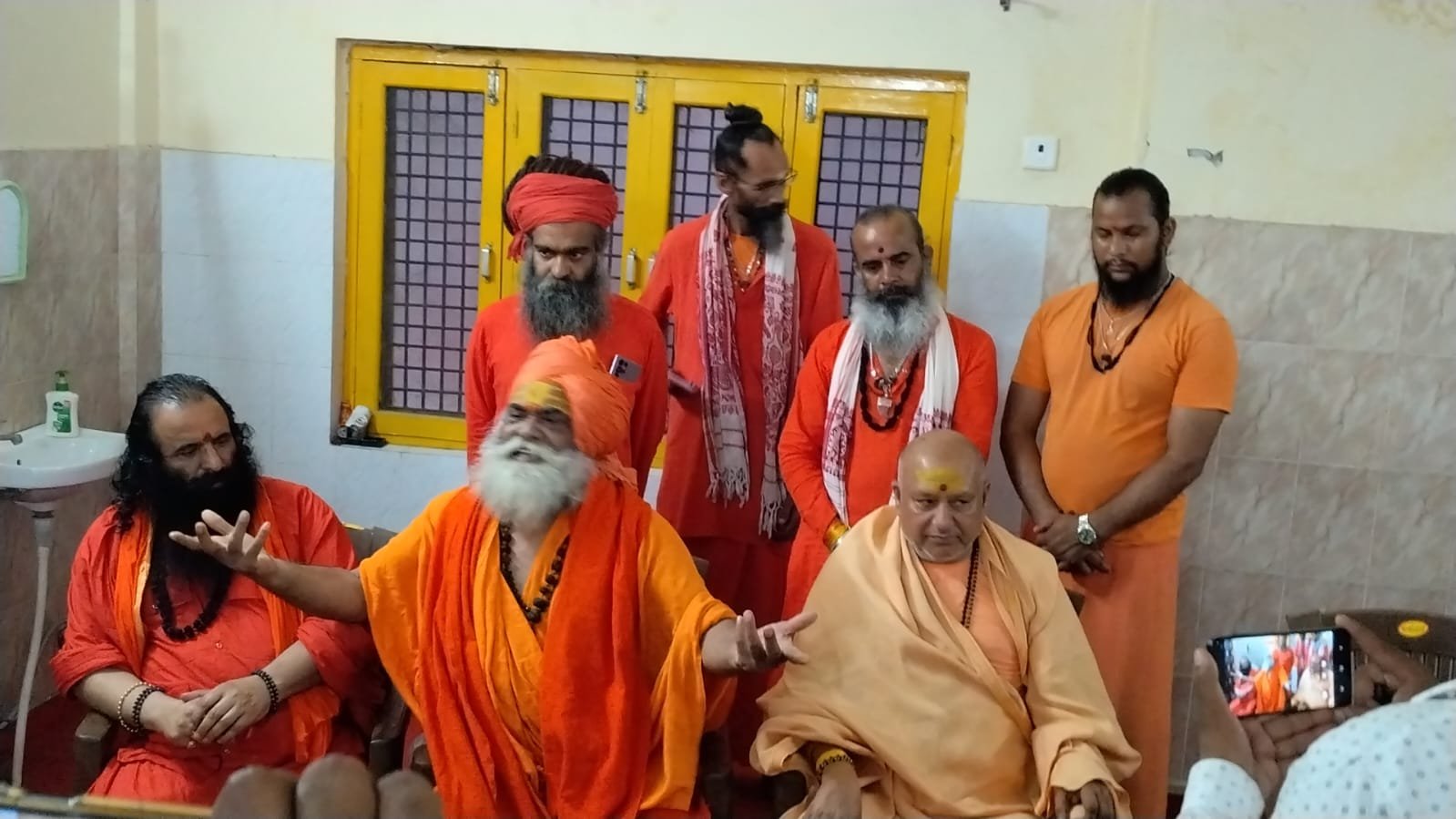 संसद में अमर्यादित टिप्पणी पर संत समाज में रोष, श्रीमहंत हरि गिरि बोले—लोकतांत्रिक गरिमा से खिलवाड़ बर्दाश्त नहीं